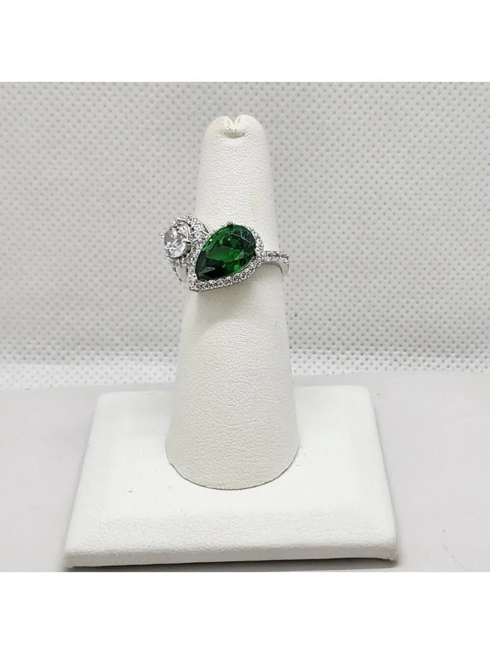 Brand New Sterling Silver 925 Green White Gemstone Ring